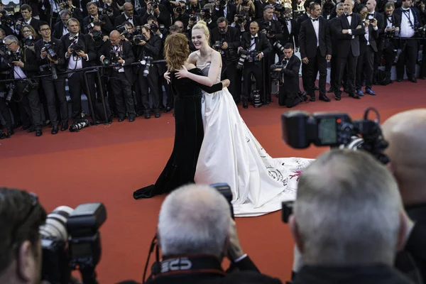 Elle Fanning al Gala di inaugurazione a Cannes — Foto Stock