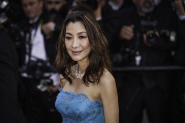 Michelle Yeoh Gala Cannes'da açarak