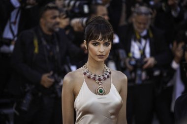 Emily Gala Cannes'da açarak Ratajkowski