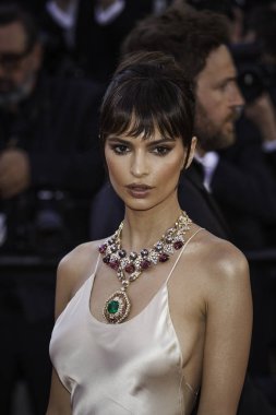 Emily Gala Cannes'da açarak Ratajkowski