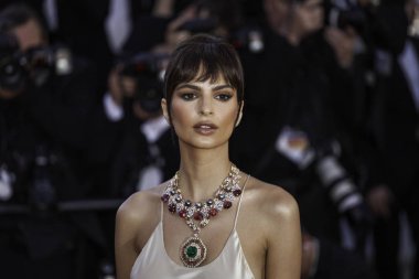 Emily Gala Cannes'da açarak Ratajkowski