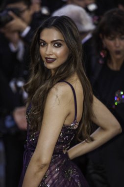 Deepika Padukone Gala Cannes'da açarak