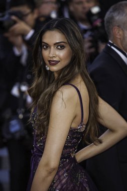 Deepika Padukone Gala Cannes'da açarak