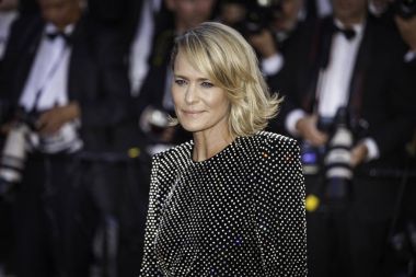  Robin Wright Gala Cannes'da açarak