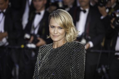  Robin Wright Gala Cannes'da açarak