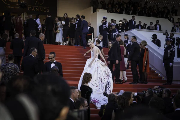 エル ・ ファニング カンヌでガラを開会 — ストック写真