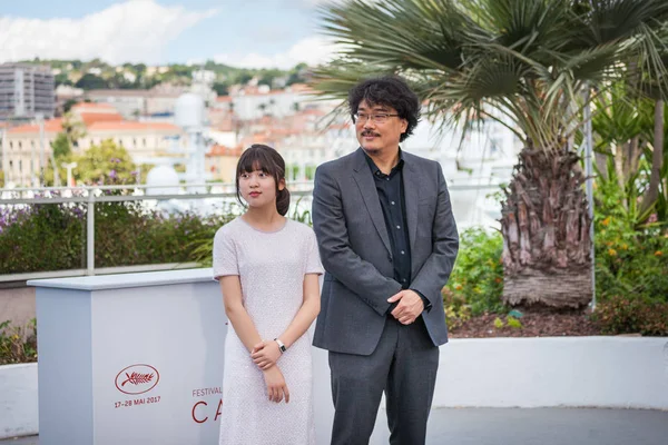 Ahn Seo-Hyun y Bong Joon-Ho en Cannes —  Fotos de Stock