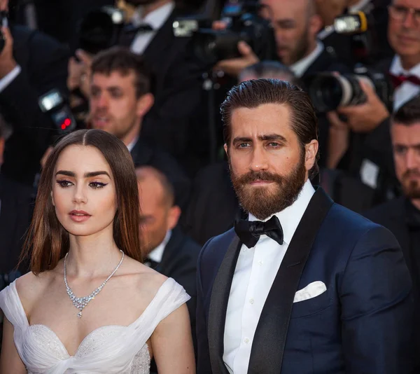 Lily Collins y Jake Gyllenhaal en Cannes — Foto de Stock