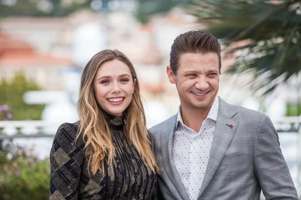 Elizabeth Olsen i Jeremy Renner w Cannes — Zdjęcie stockowe