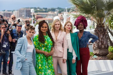 Cannes, Fransa - 08 Mayıs 2018: Jüri üyeleri Kristen Stewart, Lea Seydoux, jüri başkanı Cate Blanchet, Ava Duvernay ve Khadja Nin jüri photocall 71 yıllık Cannes Film Festivali sırasında katılıyor