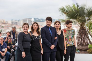 Cannes, Fransa - 09 Mayıs 2018: Julie Huntsinger, Virginie Ledoyen, Benicio Del Toro, Annemarie JACIR ve Musikisi'ne jüri Un Certain ilgili photocall 71 yıllık Cannes Film Festivali sırasında katılıyor Balagov