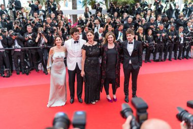Cannes, Fransa - 09 Mayıs 2018: Julie Huntsinger, Benicio Del Toro, Virginie Ledoyen, Annemarie JACIR ve Musikisi'ne Balagov 'Herkes bilir (Todos Lo Saben)' ve açılış galası ile taranması sırasında 71 yıllık Cannes Film Fstival katılmak