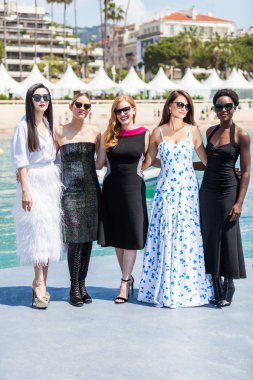 Cannes, Fransa - 10 Mayıs 2018: Fan Bing Bing, Marion Cotillard, Jessica Chastain, Penelope Cruz ve Lupita Nyong'o '355' Photocall 71 yıllık Cannes Film Festivali sırasında katılmak