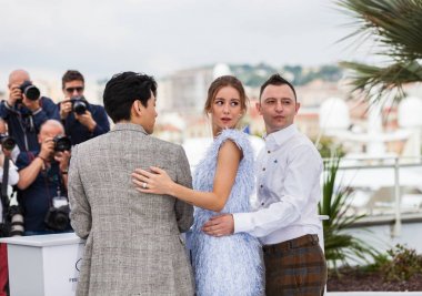 Cannes, Fransa - 9 Mayıs 2018: Aktörler Teo Yoo, Roman Bilyk, Irina 'Leto' tarama sırasında 71 yıllık Cannes Film Festivali, Palais des Festivals katılıyor Starshenbaum