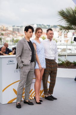 Cannes, Fransa - 9 Mayıs 2018: Aktörler Teo Yoo, Roman Bilyk, Irina 'Leto' tarama sırasında 71 yıllık Cannes Film Festivali, Palais des Festivals katılıyor Starshenbaum