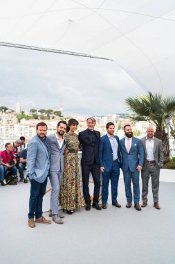 Cannes, Fransa - 10 Mayıs 2018: Yönetmen Joe Penna, oyuncu Maria Thelma Smaradottir, oyuncu Mads Mikkelsen, Tim Zajaros, Ryan Morrison ve yapımcı Christopher Lemole katılmak için photocall yazar 'Kuzey Kutbu' 71 yıllık Cannes Film Festivali sırasında