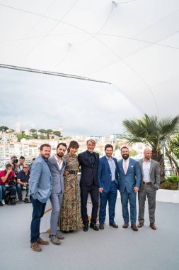 Cannes, Fransa - 10 Mayıs 2018: Yönetmen Joe Penna, oyuncu Maria Thelma Smaradottir, oyuncu Mads Mikkelsen, Tim Zajaros, Ryan Morrison ve yapımcı Christopher Lemole katılmak için photocall yazar 'Kuzey Kutbu' 71 yıllık Cannes Film Festivali sırasında