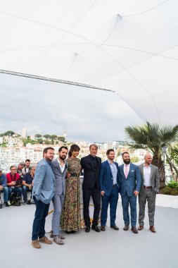 Cannes, Fransa - 10 Mayıs 2018: Yönetmen Joe Penna, oyuncu Maria Thelma Smaradottir, oyuncu Mads Mikkelsen, Tim Zajaros, Ryan Morrison ve yapımcı Christopher Lemole katılmak için photocall yazar 'Kuzey Kutbu' 71 yıllık Cannes Film Festivali sırasında