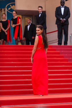 Cannes, Fransa - 10 Mayıs 2018: Model Irina Shayk üzgünüm Angel (Plaire, Aimer Et Courir Vite) testi ile taranması 71 yıllık Cannes Film Festivali sırasında katılıyor