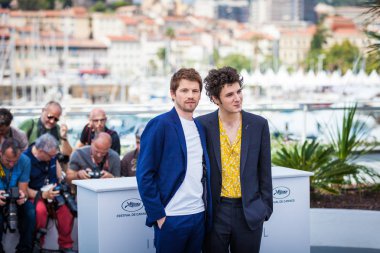 Cannes, Fransa - 11 Mayıs 2018: Pierre Deladonchamps ve Vincent Lacoste photocall 'Özür melek için (Plaire, Aimer Et Courir Vite)' 71 yıllık Cannes Film Festivali sırasında katılıyor.