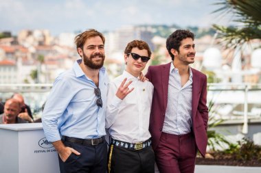 Cannes, Fransa - 11 Mayıs 2018: Peter Lanzani, Lorenzo Ferro ve Chino photocall 'İçin El melek' 71 yıllık Cannes Film Festivali sırasında katılmak Darin