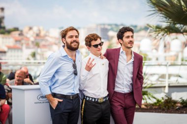Cannes, Fransa - 11 Mayıs 2018: Peter Lanzani, Lorenzo Ferro ve Chino photocall 'İçin El melek' 71 yıllık Cannes Film Festivali sırasında katılmak Darin