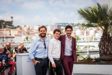 Cannes, Fransa - 11 Mayıs 2018: Peter Lanzani, Lorenzo Ferro ve Chino photocall 'İçin El melek' 71 yıllık Cannes Film Festivali sırasında katılmak Darin