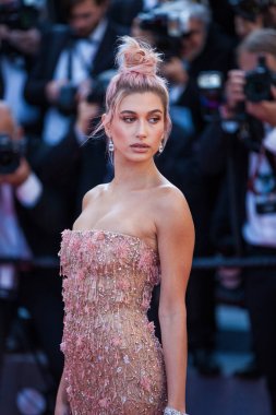 Cannes, Fransa - 12 Mayıs 2018: Hailey Baldwin tarama 'Kızlar güneşin (Les Filles Du Soleil)' 71 yıllık Cannes Film Festivali sırasında katılıyor