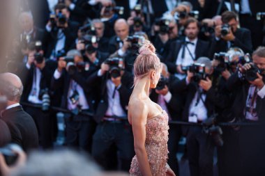 Cannes, Fransa - 12 Mayıs 2018: Hailey Baldwin tarama 'Kızlar güneşin (Les Filles Du Soleil)' 71 yıllık Cannes Film Festivali sırasında katılıyor