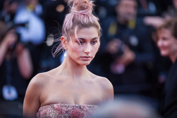 Κάννες Γαλλία Μάιος 2018 Hailey Baldwin Φοιτούν Διαλογή Του Κορίτσια — Φωτογραφία Αρχείου