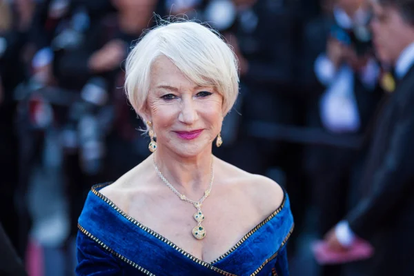 Cannes, Fransa - 12 Mayıs 2018: Helen Mirren 'Kızlar güneşin (Les Filles Du Soleil)' in tarama 71 yıllık Cannes Film Festivali sırasında katılır