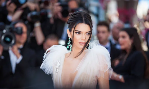 Cannes, Fransa - 12 Mayıs 2018: Kendall Jenner 'Kızlar güneşin (Les Filles Du Soleil)' ile taranması sırasında 71 yıllık Cannes Film Festivali, Palais des Festivals katılıyor