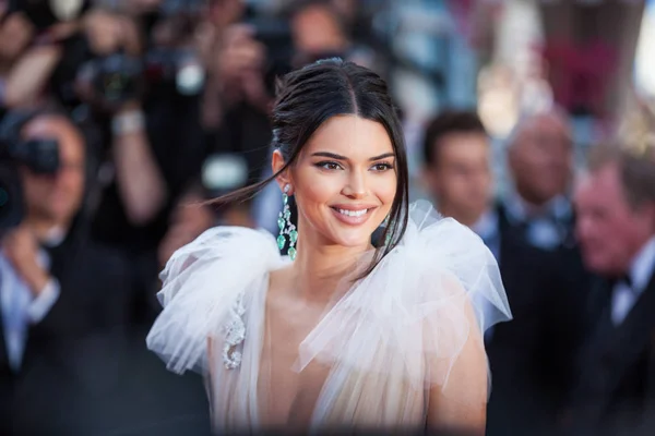 Cannes, Fransa - 12 Mayıs 2018: Kendall Jenner 'Kızlar güneşin (Les Filles Du Soleil)' ile taranması sırasında 71 yıllık Cannes Film Festivali, Palais des Festivals katılıyor