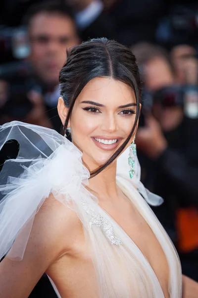Cannes, Fransa - 12 Mayıs 2018: Kendall Jenner 'Kızlar güneşin (Les Filles Du Soleil)' ile taranması sırasında 71 yıllık Cannes Film Festivali, Palais des Festivals katılıyor