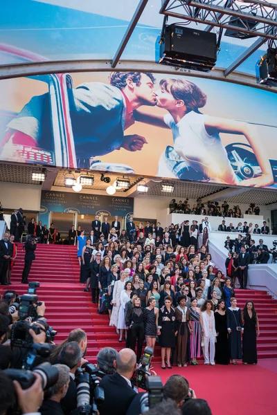 カンヌ フランス 2018 映画代表ポーズ第 回カンヌ映画祭 Les Filles Soleil 太陽の女の子 のスクリーニングでレッド — ストック写真