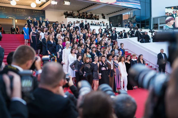 カンヌ フランス 2018 映画代表ポーズ第 回カンヌ映画祭 Les Filles Soleil 太陽の女の子 のスクリーニングでレッド — ストック写真