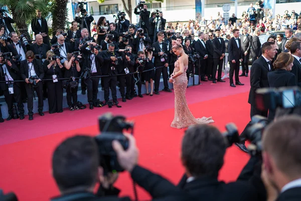 Cannes Francie Května 2018 Hailey Baldwin Účastní Promítání Dívky Slunce — Stock fotografie