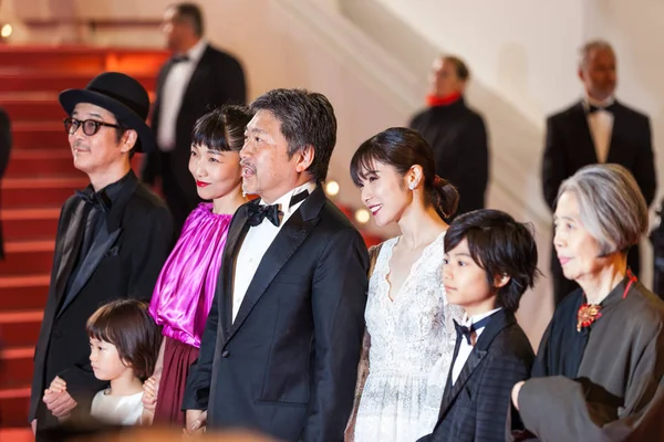 法国戛纳 2018年5月13日 麒麟科雷 Hirokazu 二凯日商贸 Miyu 樱花安藤 马玉松冈在第七十一届戛纳电影节期间拍照为电影 — 图库照片