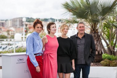 Cannes, Fransa - 14 Mayıs 2018: Yönetmen Alice Rohrwacher ve aktörler Nicoletta Braschi, Alba Rohrwacher ve Sergi Lopez photocall 'mutlu olarak Lazzaro için (Lazzaro Felice)' 71 yıllık Cannes Film Festivali sırasında katılıyor.