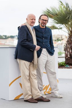 Cannes, Fransa - 14 Mayıs 2018: Yönetmen Jean-Paul Rappeneau ve aktör Vincent Perez katılıyor photocall 71 yıllık Cannes Film Festivali sırasında 'Cyrano De Bergerac' için