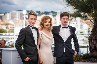 Cannes, Fransa - 15 Mayıs 2018: Alex van Dyk, Juliana Venter ve Brent Vermeulen 'Les Moissoneurs' Photocall 71 yıllık Cannes Film Festivali sırasında katılmak