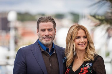 Cannes, Fransa - 15 Mayıs 2018: John Travolta ve Kelly Preston photocall 'Gotti' için 71 yıllık Cannes Film Festivali sırasında katılmak