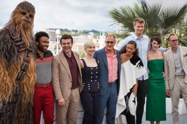 Cannes, Fransa - 15 Mayıs 2018: Donald Glover, Alden Ehrenreich, Emilia Clarke, Woody Harrelson, Thandie Newton ve Joonas için photocall katılmak Suotamo ' Solo: A Star Wars hikayesi ' 71 yıllık Cannes Film Festivali sırasında