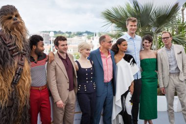 Cannes, Fransa - 15 Mayıs 2018: Donald Glover, Alden Ehrenreich, Emilia Clarke, Woody Harrelson, Thandie Newton ve Joonas için photocall katılmak Suotamo ' Solo: A Star Wars hikayesi ' 71 yıllık Cannes Film Festivali sırasında