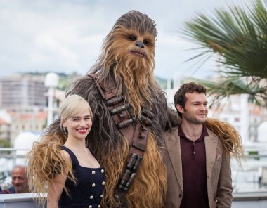 Cannes, Fransa - 15 Mayıs 2018: Emilia Clarke, Chewbacca ve Alden Ehrenreich katılmak için photocall ' Solo: A Star Wars hikayesi ' 71 yıllık Cannes Film Festivali sırasında