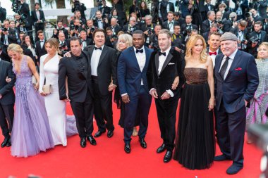 Cannes, Fransa - 15 Mayıs 2018: Kevin Connolly ile 'Gotti' döküm, John Gotti Jr, 50 Cent, John Travolta ve Kelly Preston katılmak ve kırmızı halı tarama ' Solo: A Star Wars hikayesi ' 71 yıllık Cannes Film Festivali sırasında