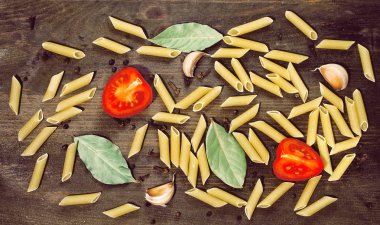 Makarna bir ahşap arka plan.