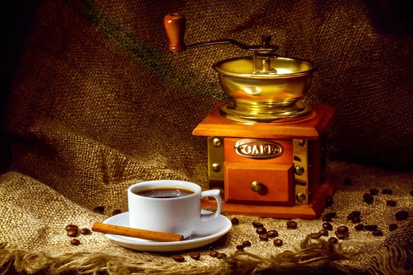 Xícara quente de café no fundo marrom — Fotografia de Stock
