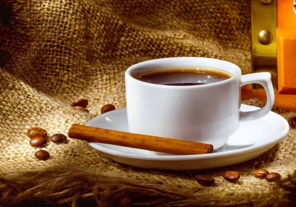 Xícara quente de café no fundo marrom — Fotografia de Stock