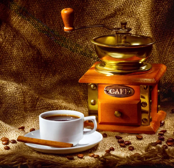 Тепла чашка кави на коричневому фоні — стокове фото